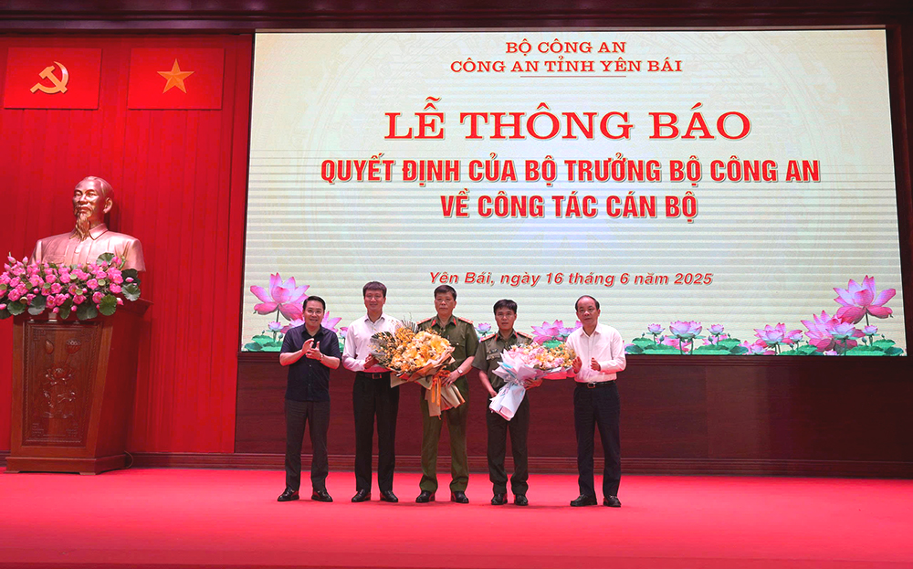 Lãnh đạo tỉnh Yên Bái tặng hoa chúc mừng đồng chí Đại tá Lê Việt Thắng và Đại tá Đặng Xuân Quỳnh.